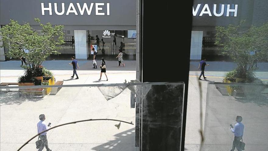 Trump recrudece la guerra con China y veta a la compañía Huawei