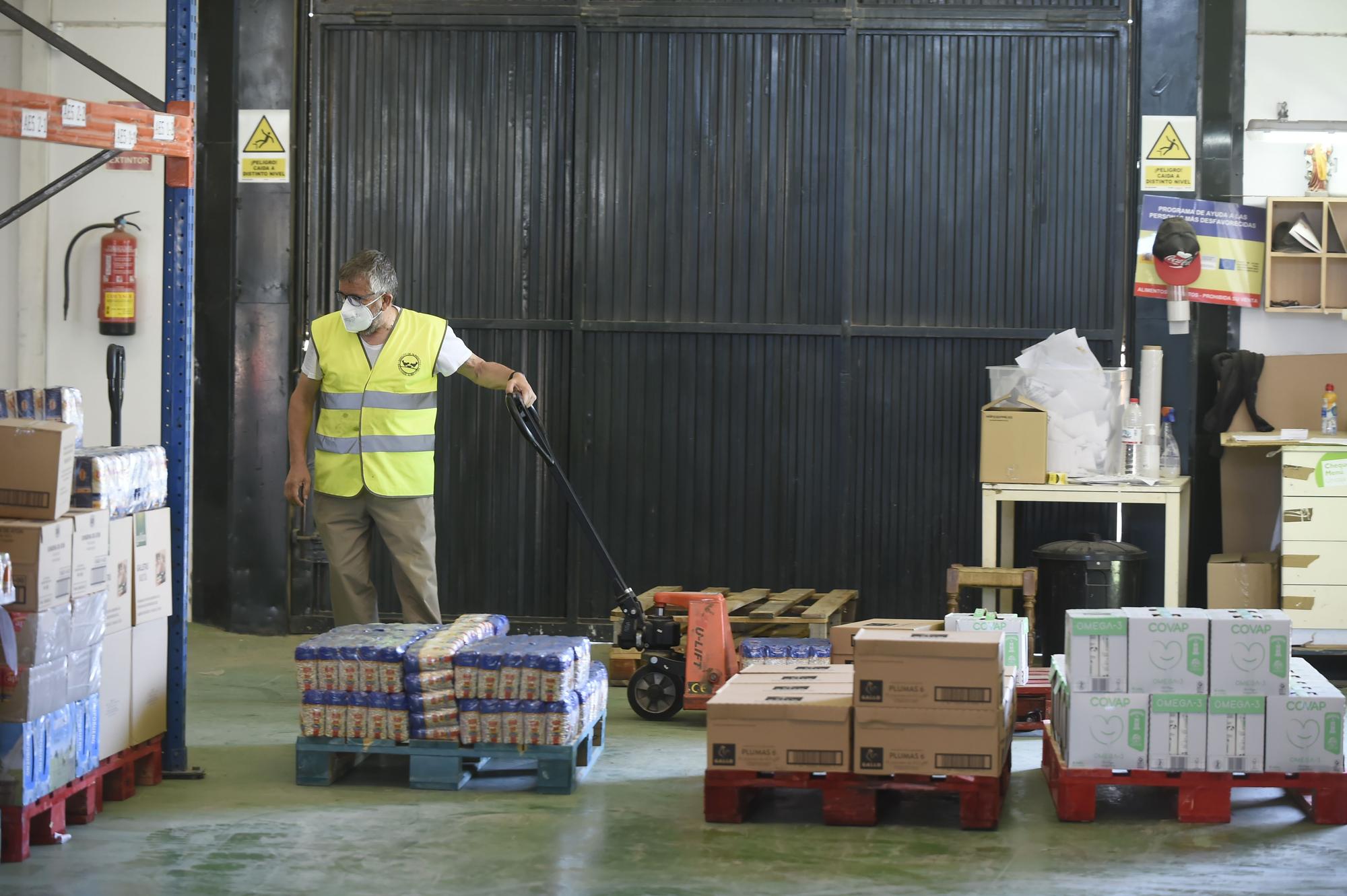 Inicio del reparto de alimentos a 70.000 malagueños en riesgo de exclusión