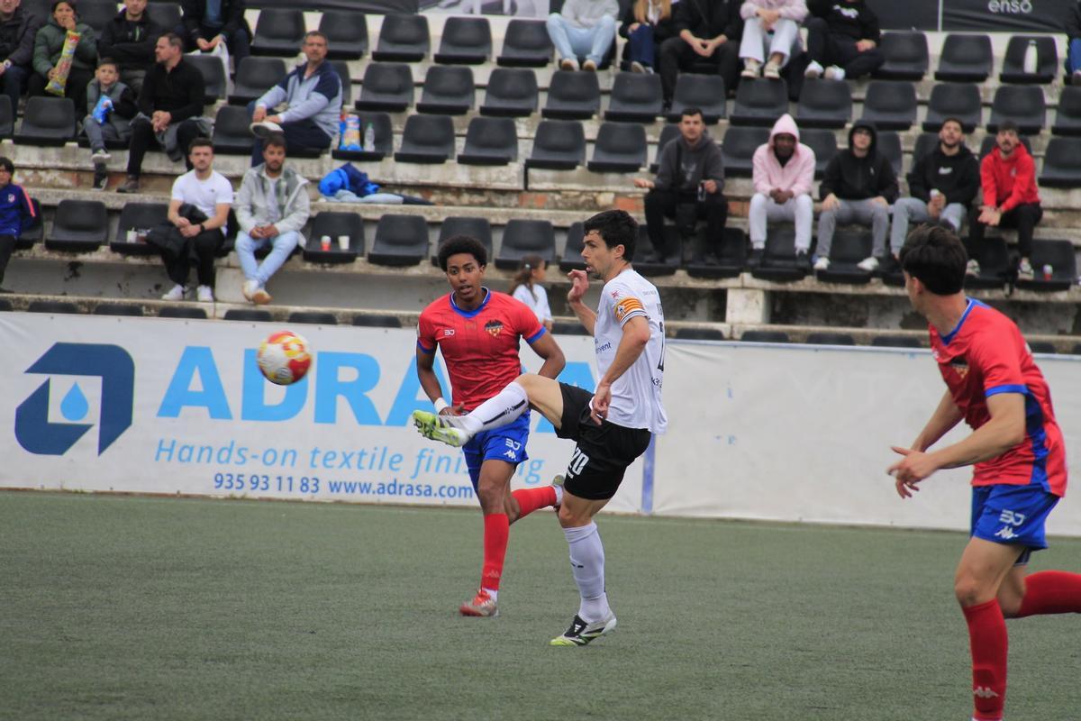 El Ontinyent 1931 y el At. Saguntino en el partido disputado en el Clariano.