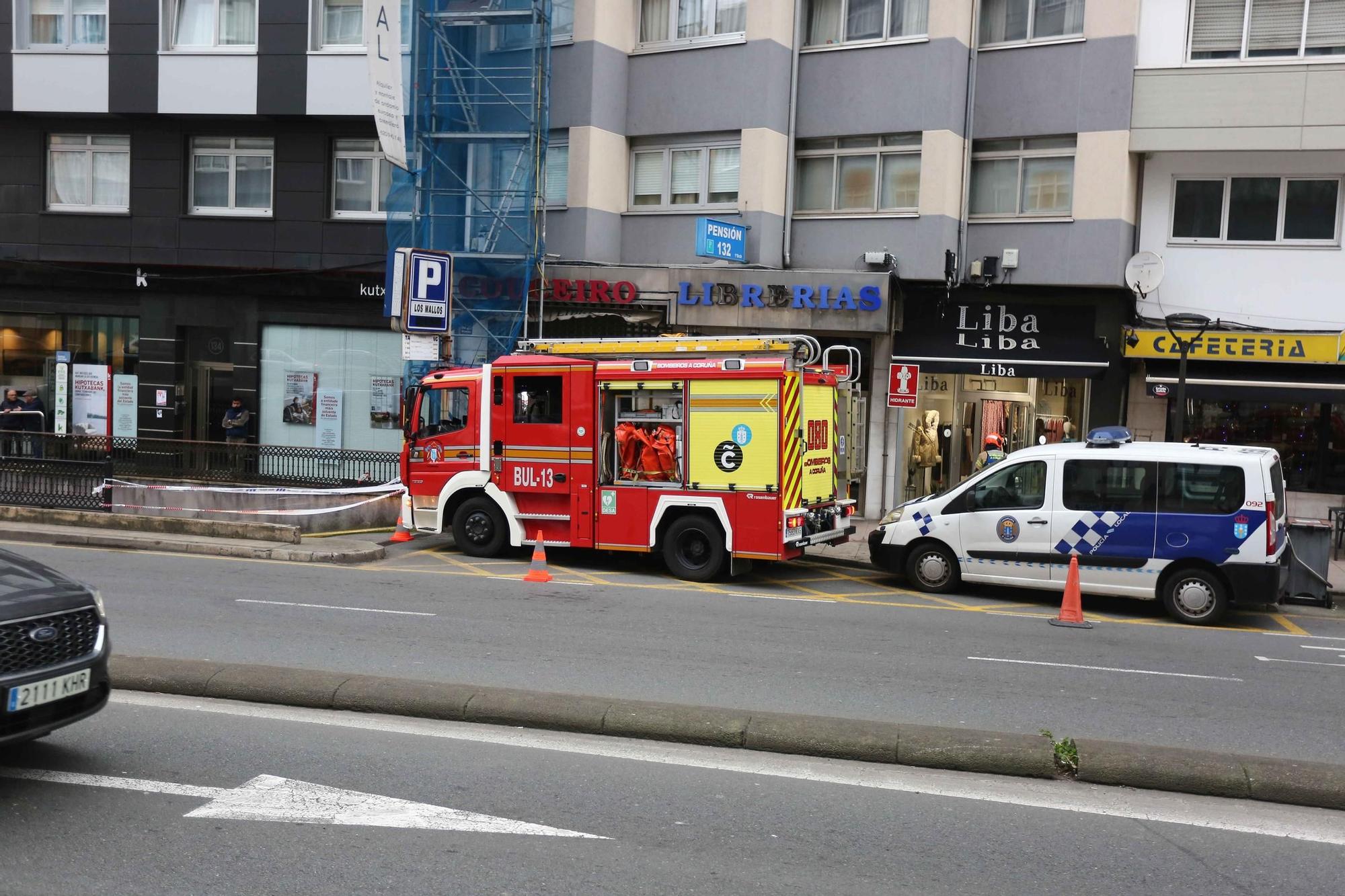 Un incendio en un aparcamiento de ronda de Outeiro obliga a intervenir a los bomberos durante varias horas esta madrugada