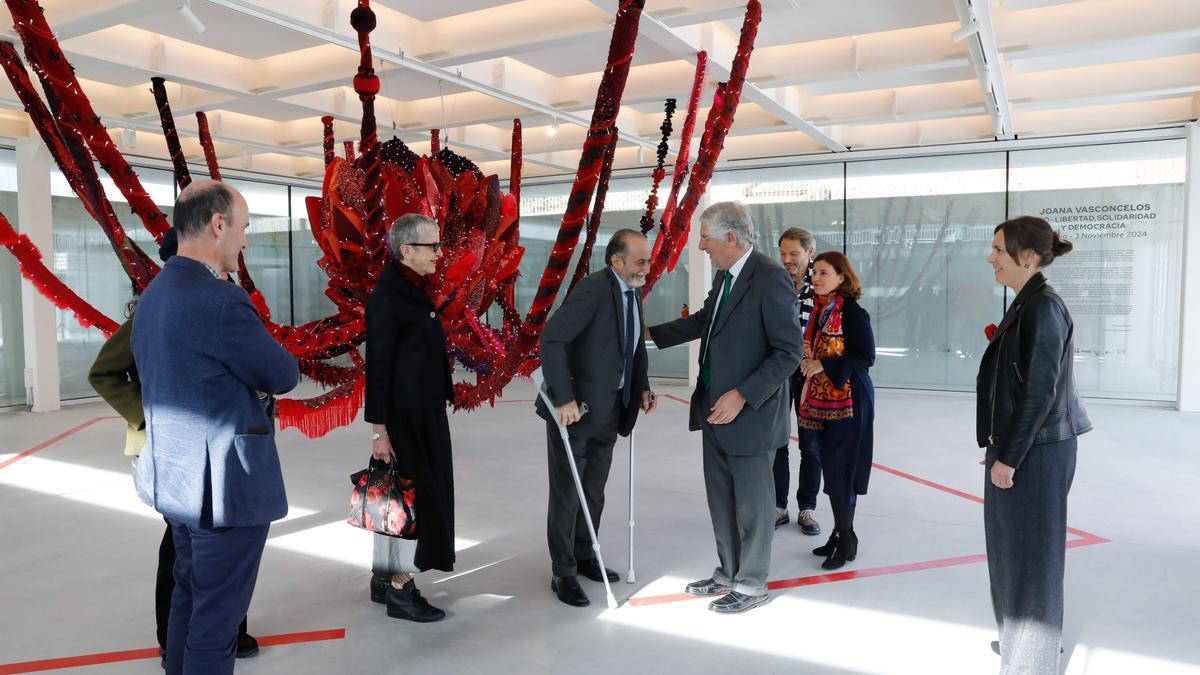 EN IMÁGENES: Inauguración de la exposición de la artista visual portuguesa Joana Vasconcelos en la Central Artística de Bueño.