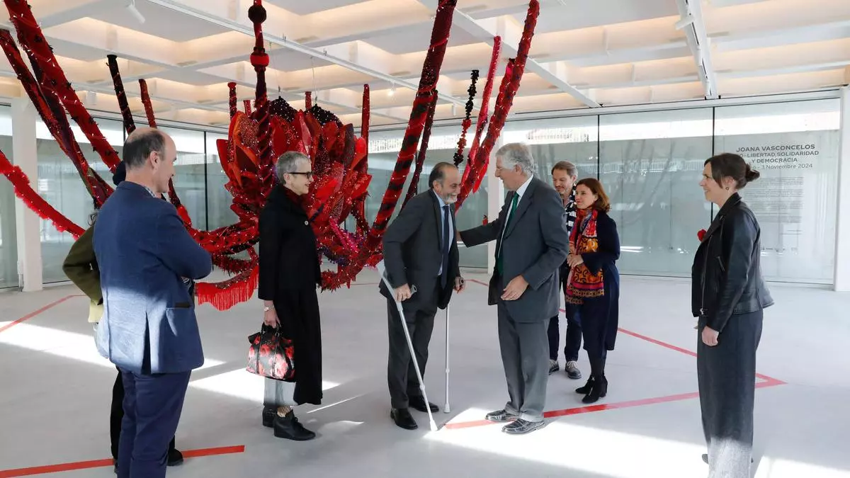 La artista Joana Vasconcelos homenajea a "La Pasionaria" en su muestra de Bueño
