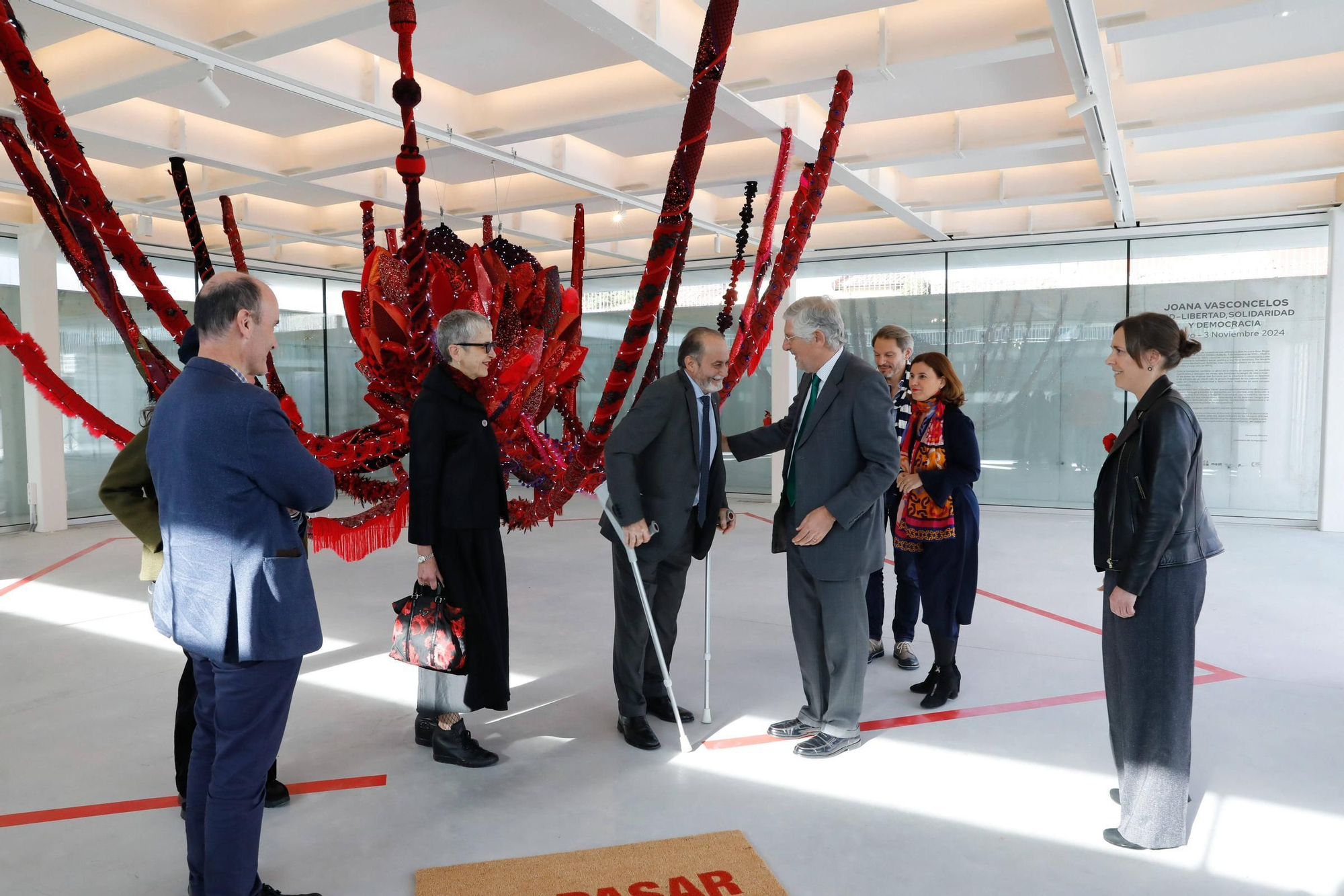 Inauguración de la exposición de la artista visual portuguesa Joana Vasconcelos en la Central Artística de Bueño.