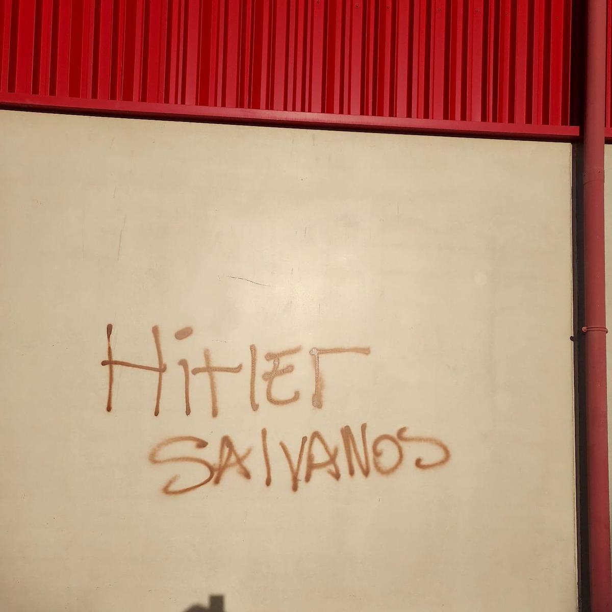 Una de las pintadas aparecidas en el IES de Villanueva de Gállego.