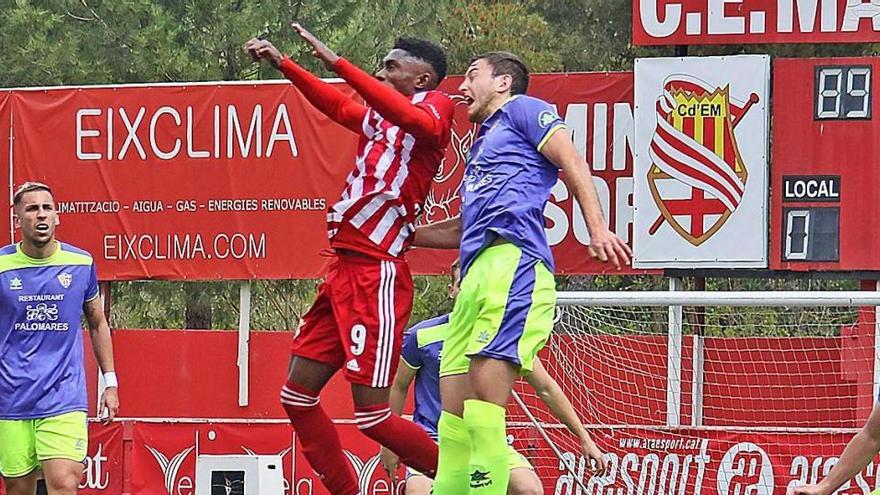 Noah lluita per una pilota aèria a falta de pocs minuts per al final del partit