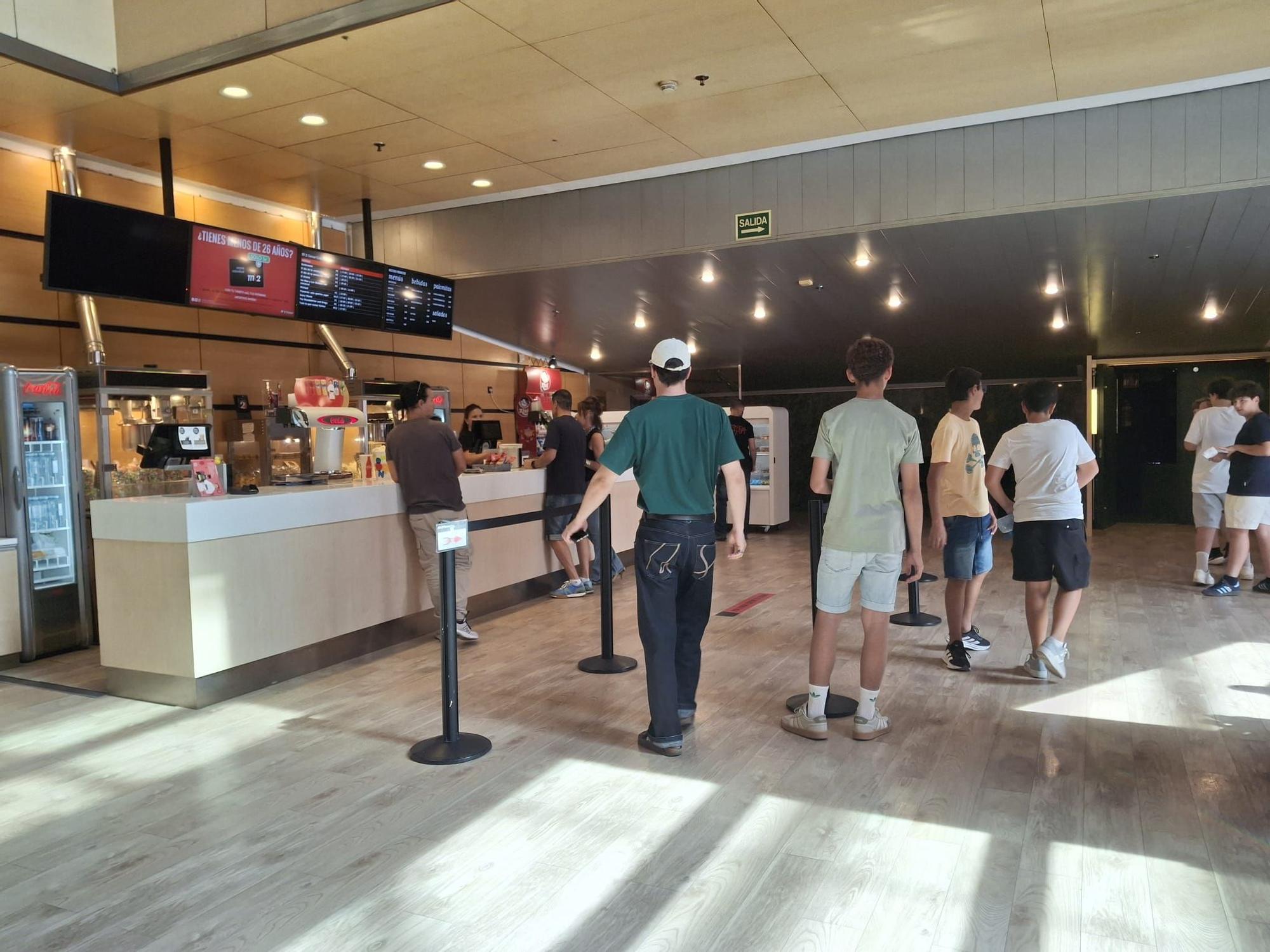 Clientes acuden al cine durante sus últimas semanas antes de la fecha prevista de cierre.