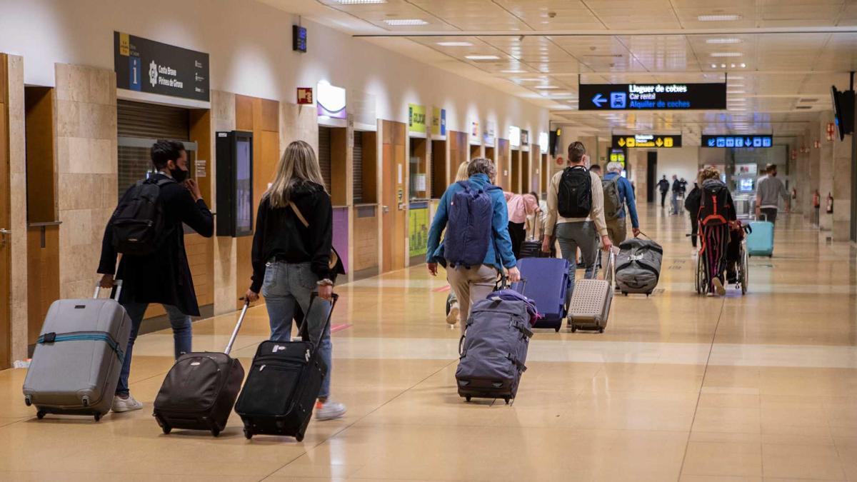 Passatgers a les instal·lacions de l&#039;aeroport de Girona, en una imatge d&#039;arxiu.