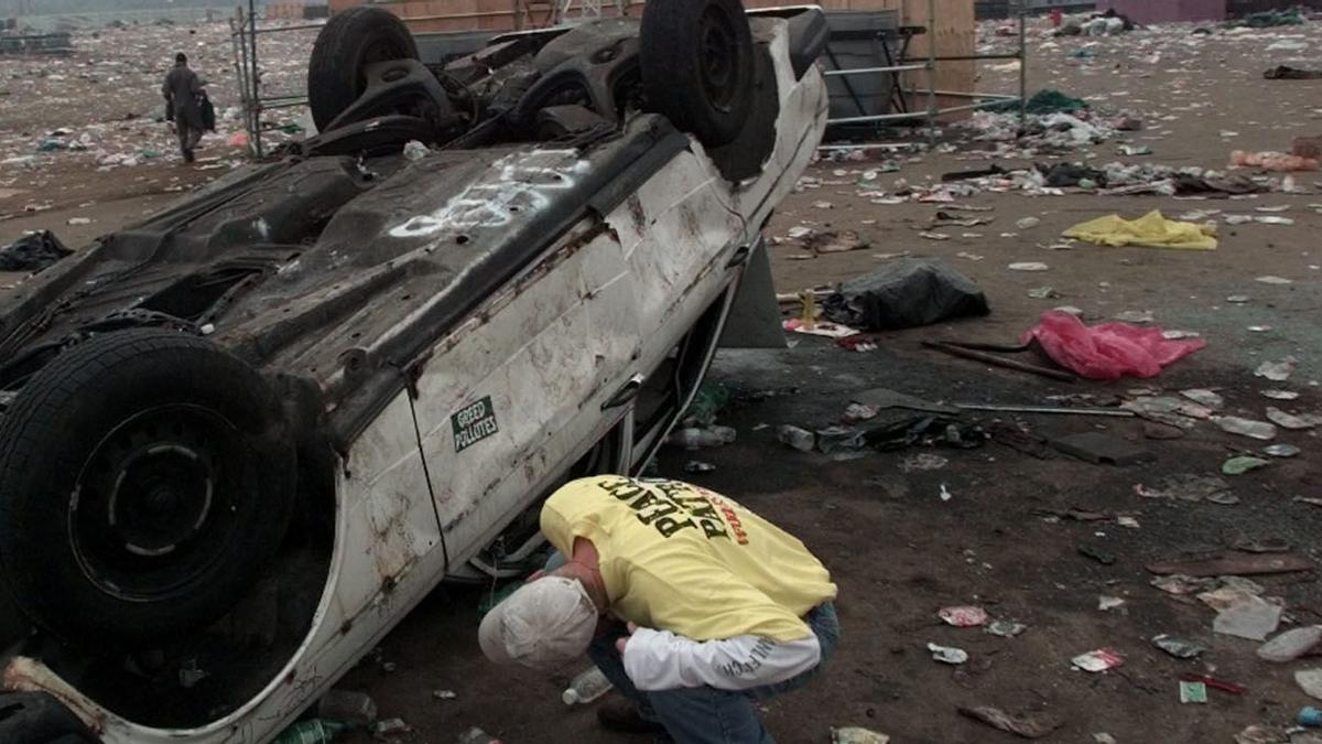 Paisaje después de la batalla. Un trabajador del festival Woodstock 99 inspecciona el recinto tras los incidentes de la última jornada.