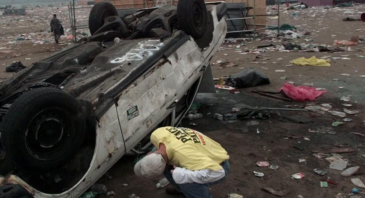 Paisaje después de la batalla. Un trabajador del festival Woodstock 99 inspecciona el recinto tras los incidentes de la última jornada.