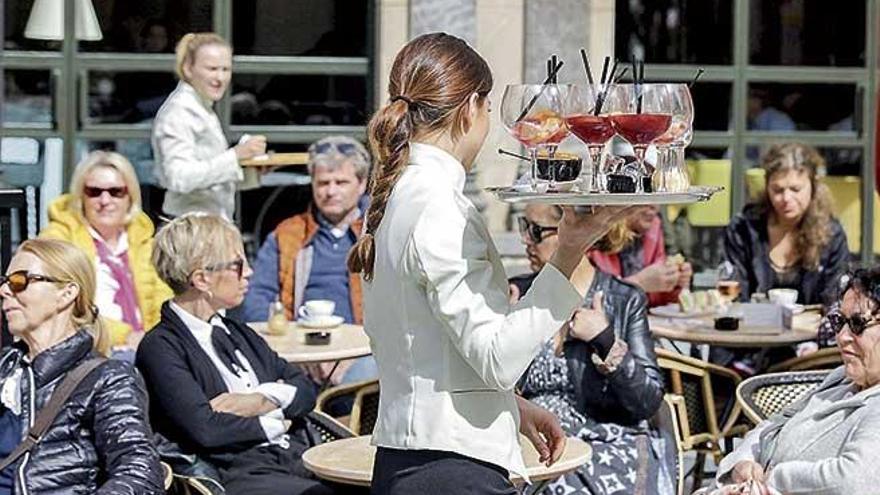 Imagen de una terraza de Palma anterior a la crisis sanitaria del Covid-19 y al cierre obligatorio de locales.