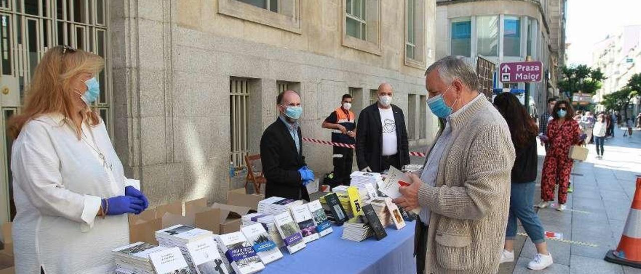 El alcalde, en el centro, con dos de sus ediles durante el reparto de ejemplares en el Paseo. // Iñaki Osorio