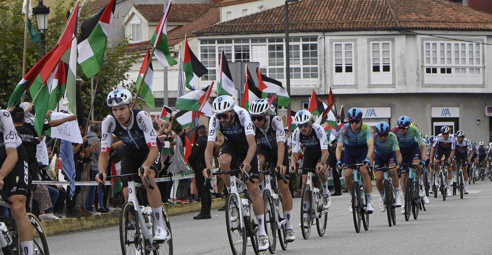 Concentraciones contra el equipo de Israel por el genocidio en Gaza durante el paso de La Vuelta por Pontevedra