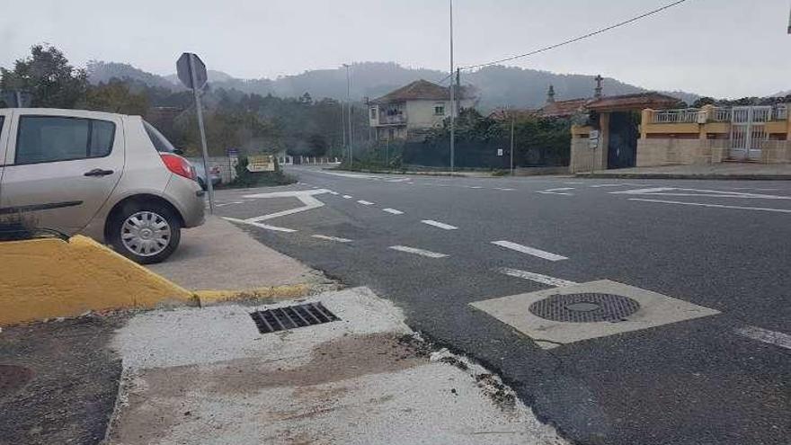 Franja hormigonada en el vial, en el cruce de Piñeiro. // G.Núñez