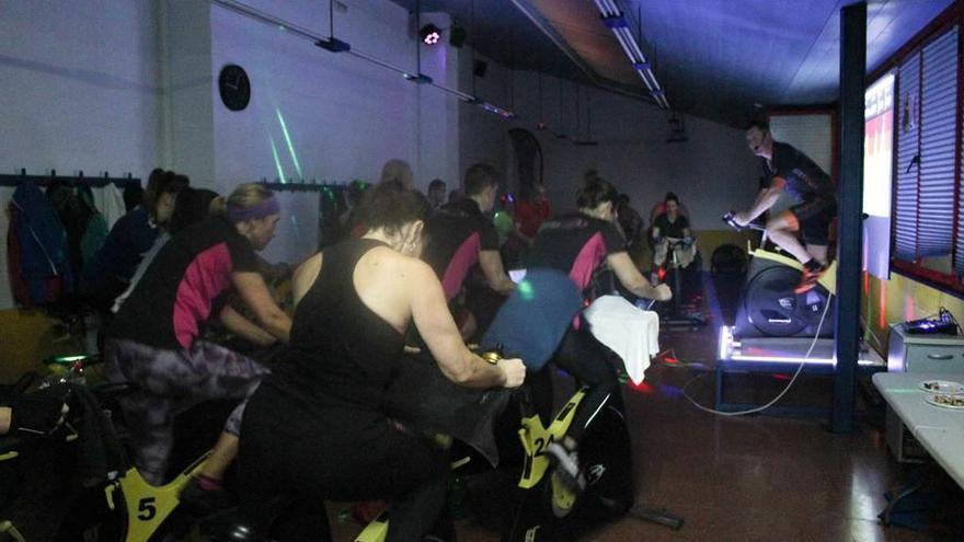 Participantes, ayer, durante la prueba solidaria celebrada en el polideportivo de Candás.