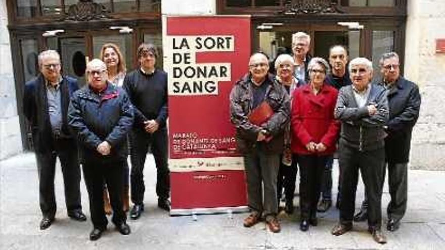 Puigdemont i Profitós, al centre, amb representants de les associacions de pacients que seran a la Marató.