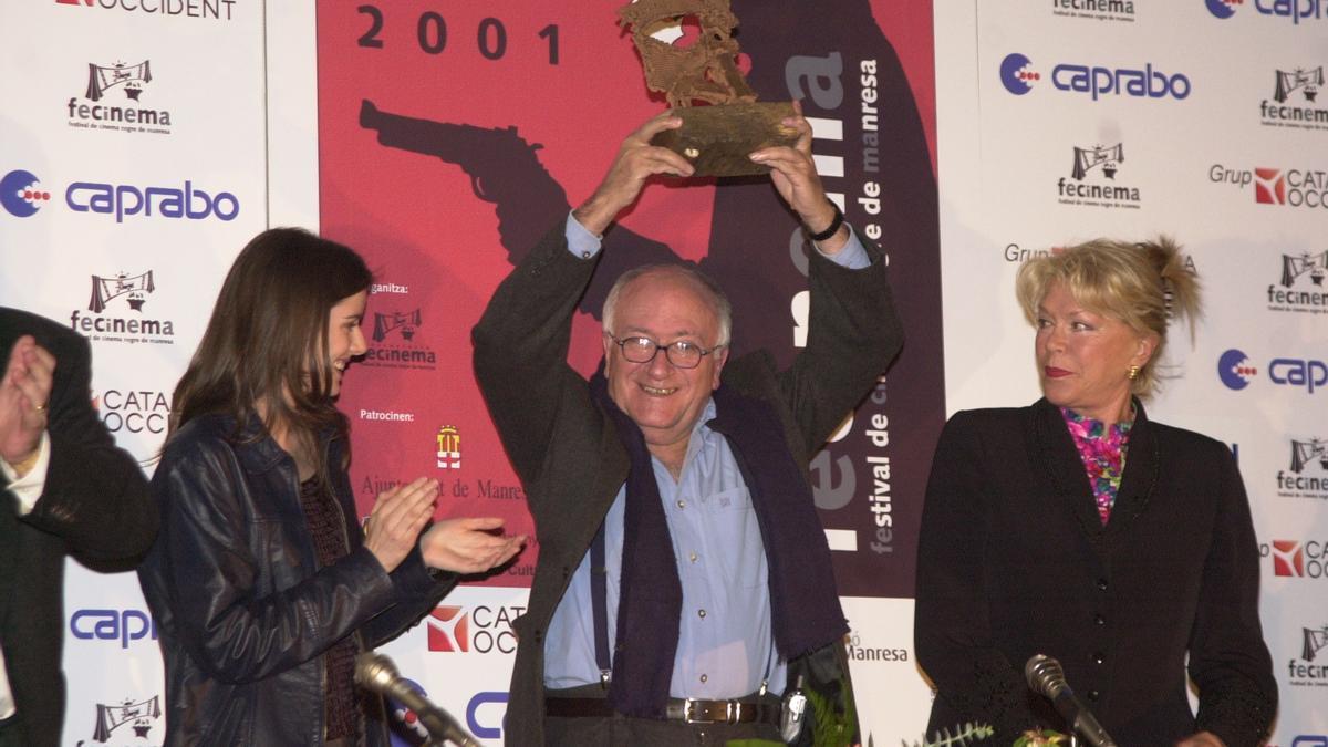 Vicente Aranda amb el Premi Plàcido, al costat de Pilar López de Ayala i Terea Gimpera, el 2001