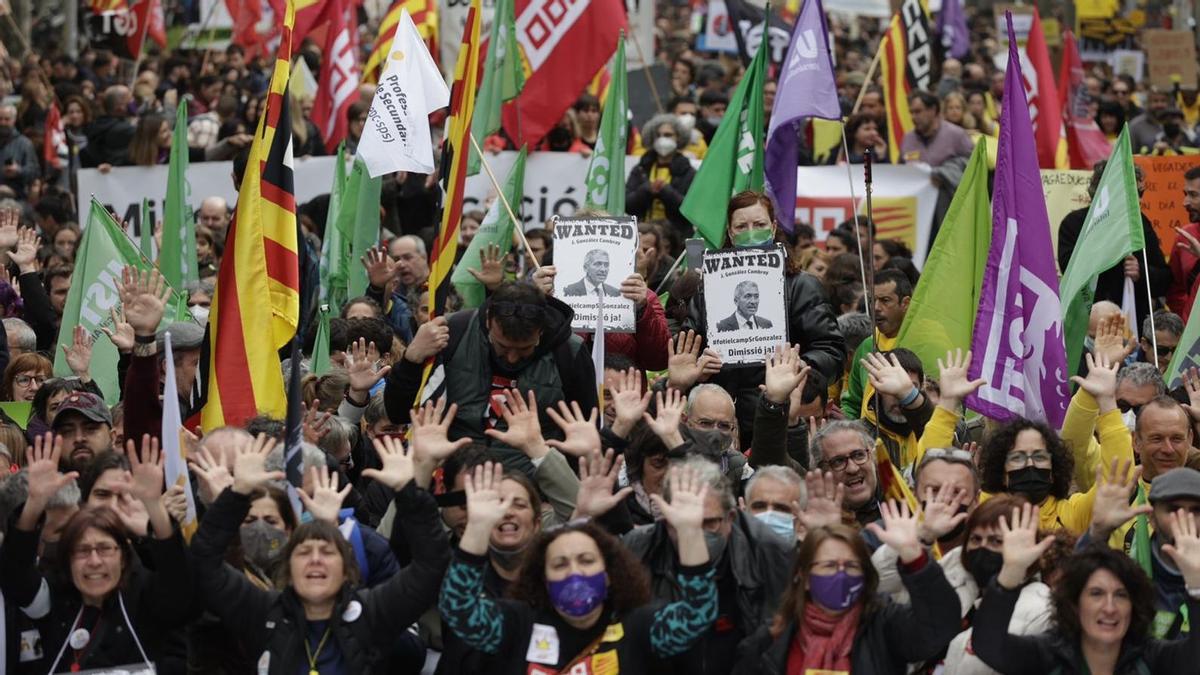 Docentes durante la manifestación en Barcelona en el cuarto día de huelga, entre los Jardinets de Gràcia y el Departament d'Educació