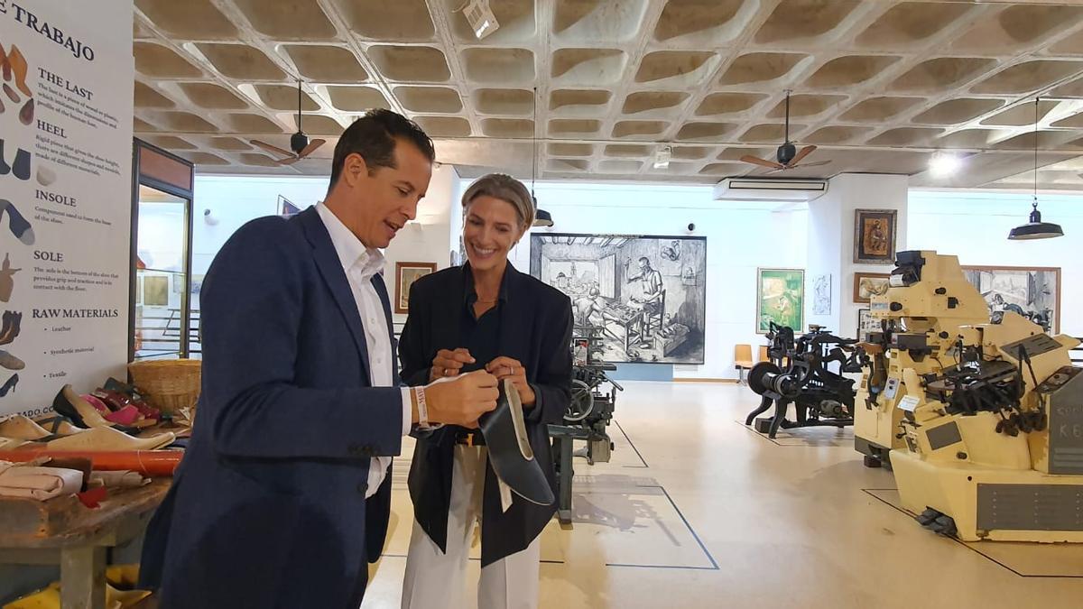 El alcalde Rubén Alfaro y la modelo Laura Sánchez esta mañana en el Museo del Calzado de Elda.