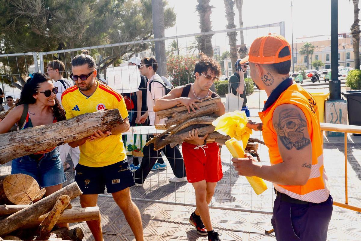 Reparto de leña para la noche de San Juan en València Reparto de leña para la noche de San Juan en València