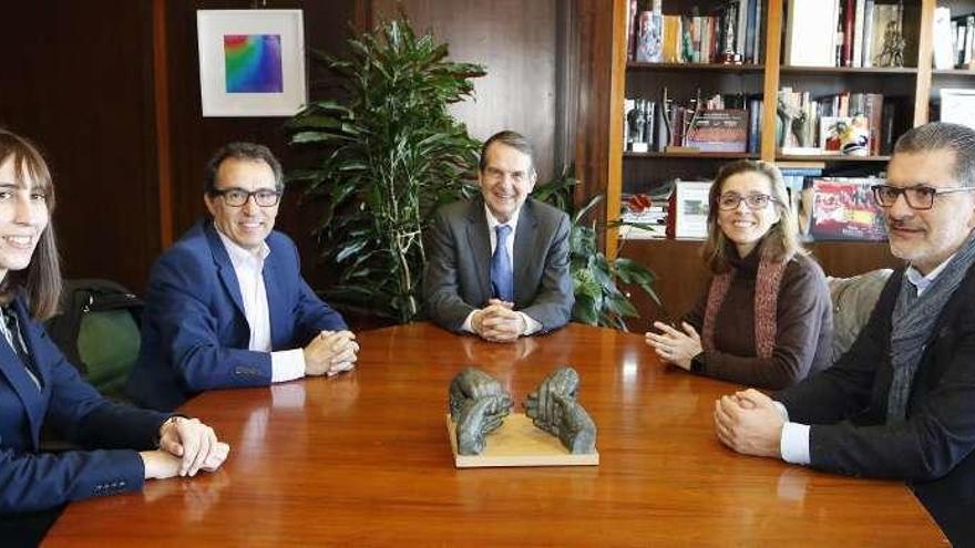 Caballero en la reunión con la concejala de Turismo, Ana Laura Iglesias; el presidente y la gerente de Feprohos, César Sánchez Ballesteros y Beatriz Carballido; y el concejal de Comercio, Ángel Rivas. // A.B.