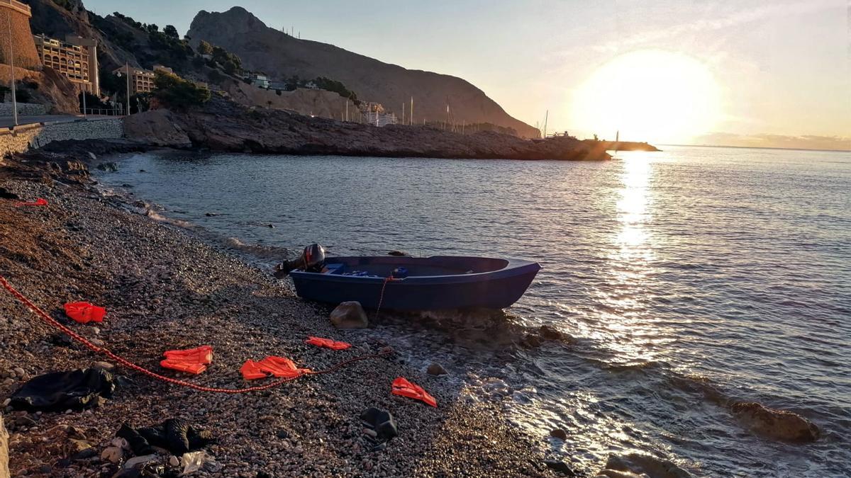 Imagen de la patera que llegó a Calp