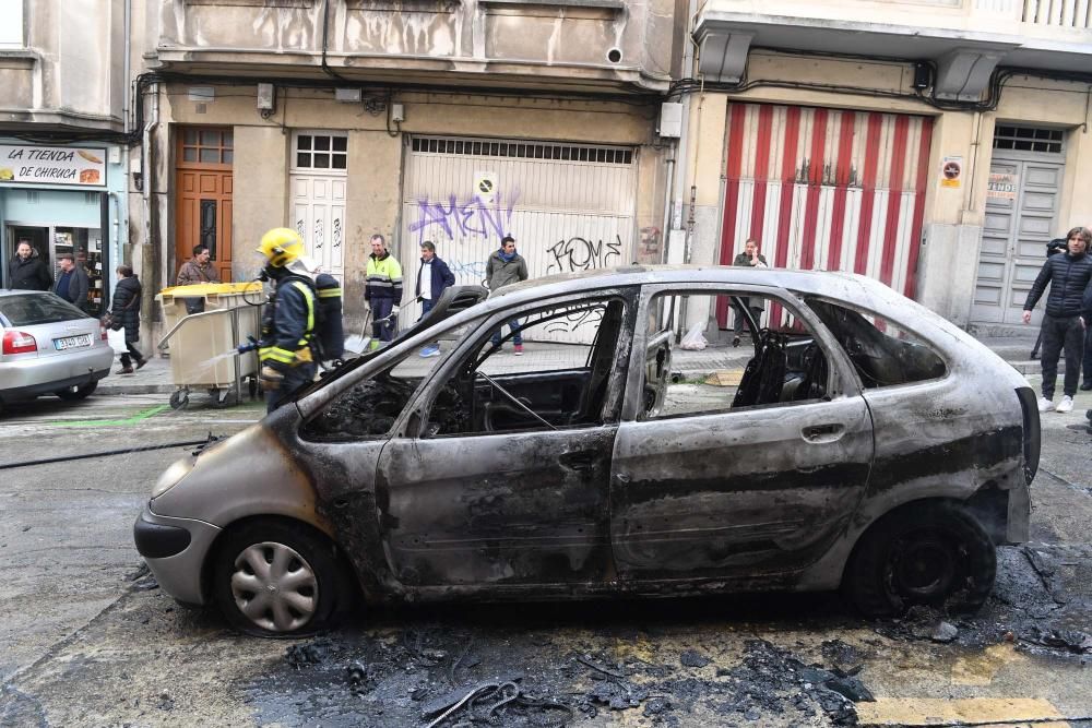 Los bomberos sofocan un vehículo incendiado en Juan Flórez