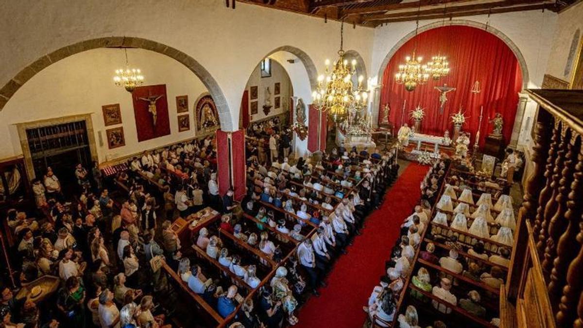 Interior de la iglesia de Santa Úrsula en Adeje. "Estos son los que van a ir", dice su párroco.