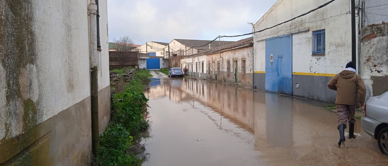 Una de las calles del polígono, este miércoles, con agua.