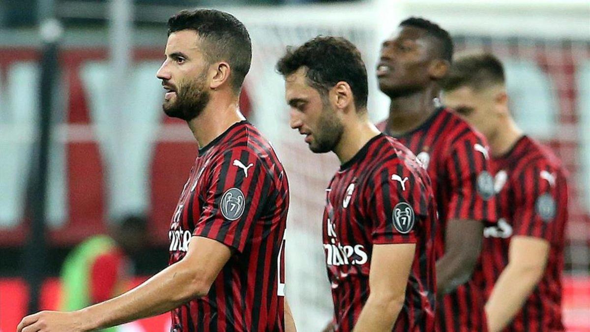 Los jugadores del Milan, con la mirada perdida tras una nueva derrota.