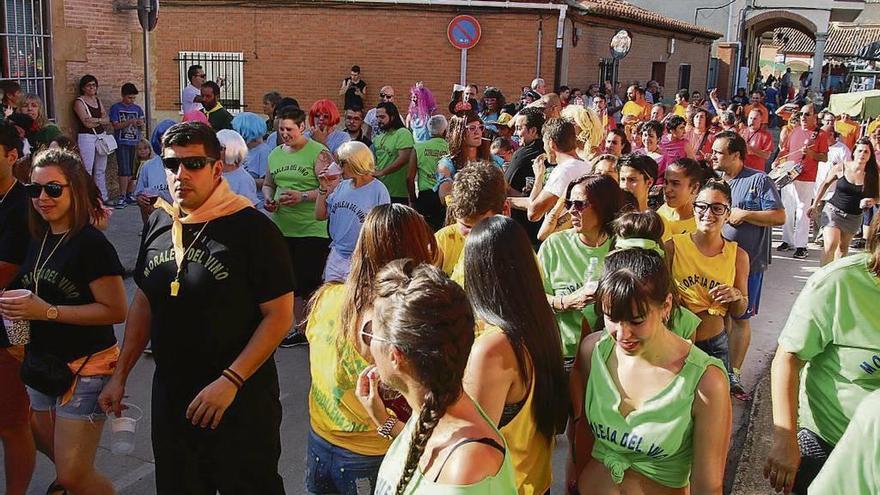 Participantes en el desfile de peñas en una pasada edición de las fiestas.