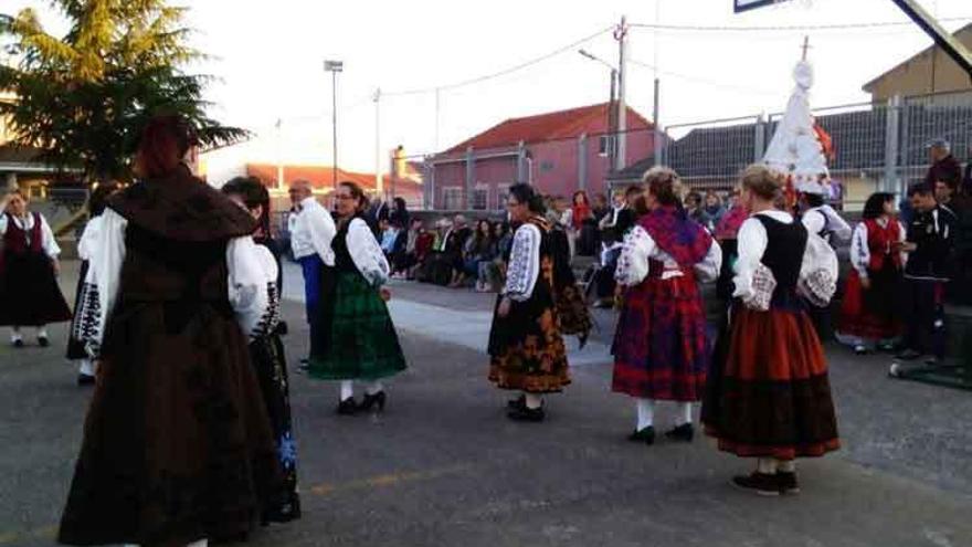 El grupo, preparado para iniciar el baile.