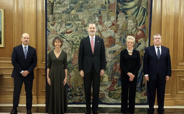 Su Mejestad el Rey junto a los nuevos magistrados del Tribunal Constitucional, Juan Carlos Campo, Laura Díez Bueso, María Luisa Segoviano y César Tolosa Tribiño, el día de su jura y promesa del cargo.