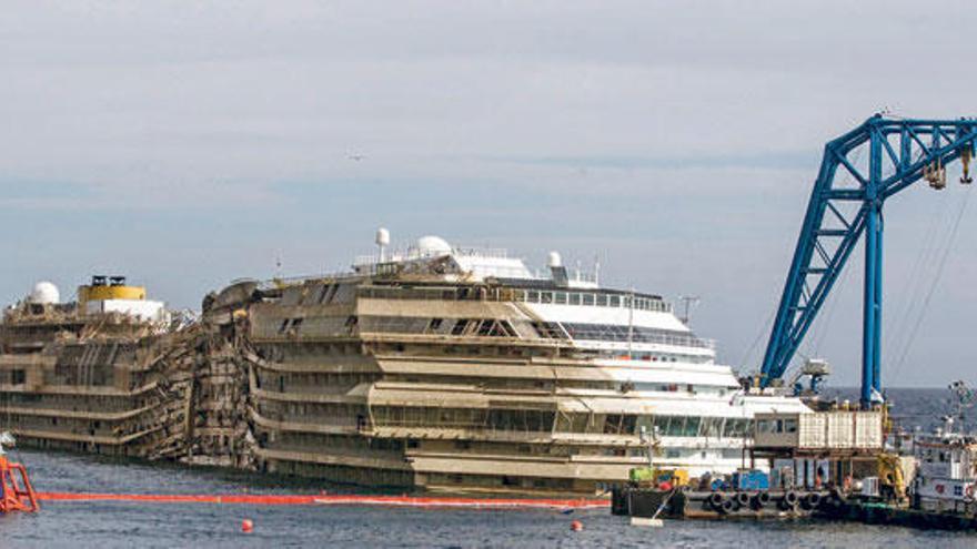 El crucero Costa Concordia, enderezado ayer tras culminar la complicada operación que se prolongó toda la madrugada.