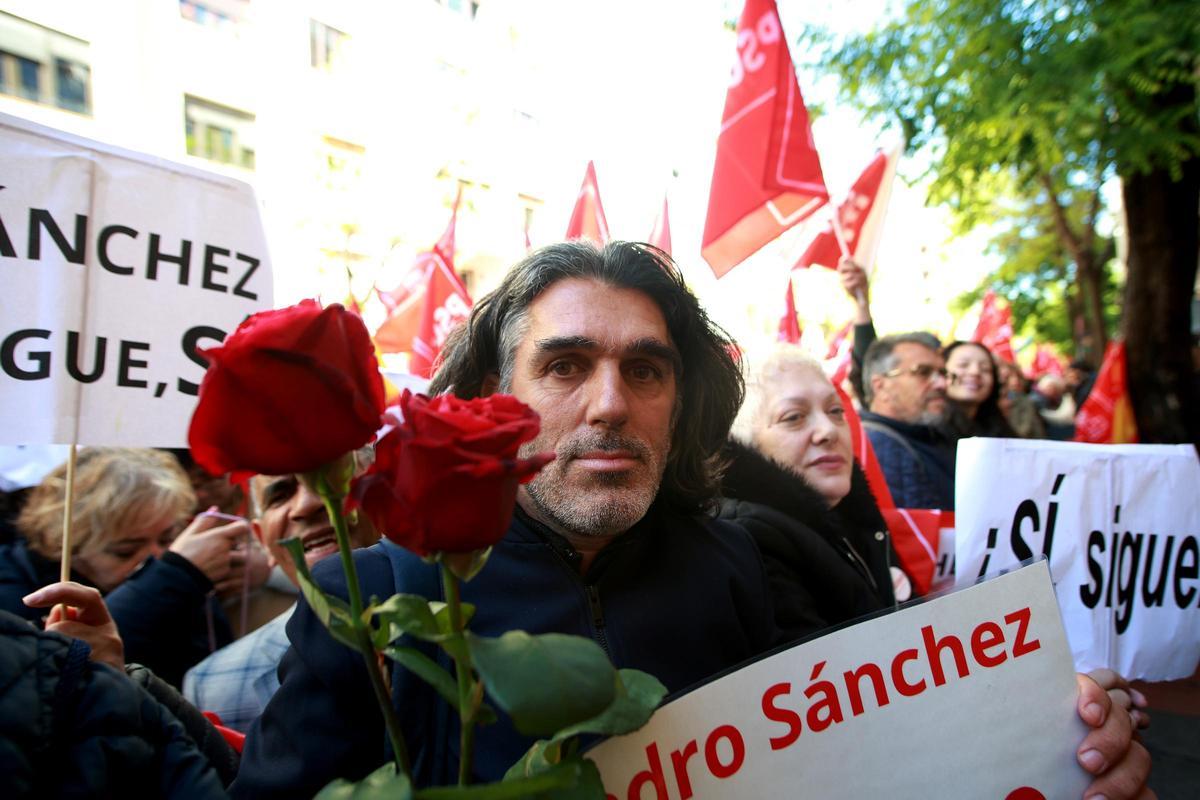 Miles de militantes socialistas se concentran bajo la lluvia en Ferraz en apoyo a Sánchez