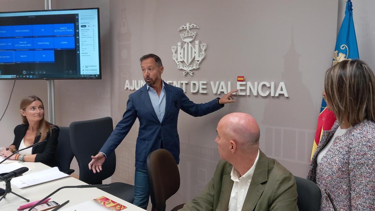 José Manuel Badenas señala el topónimo de &quot;València&quot;, en la rueda de prensa de esta mañana.