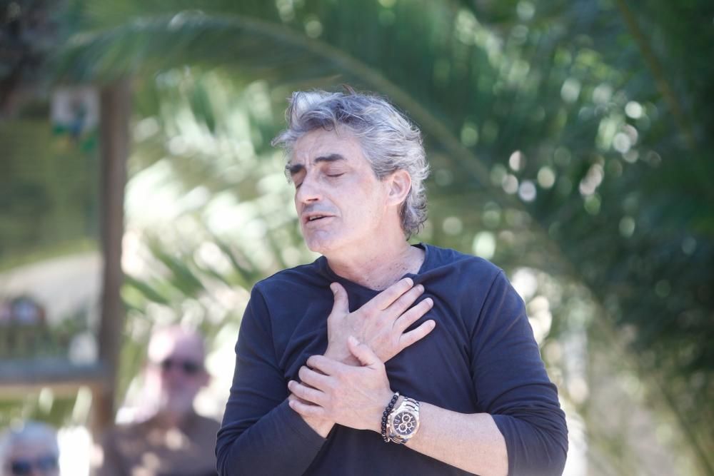 Uno de los actos en homenaje al poeta oriolano celebrados esta mañana en el cementerio de Alicante.