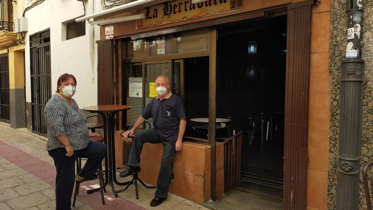 Salustiano y Mariví, ante su bar, La Herradura.