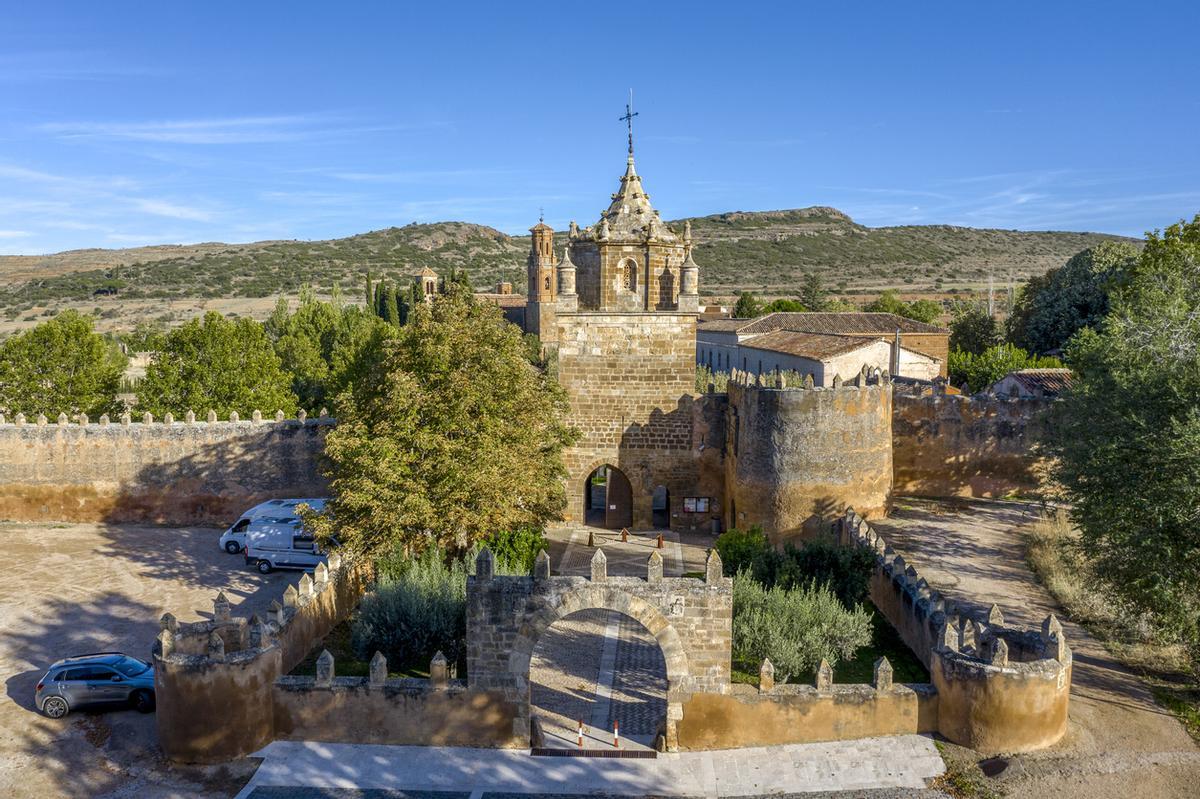 Un gran complejo monástico rodeado de un kilómetro de muralla medieval
