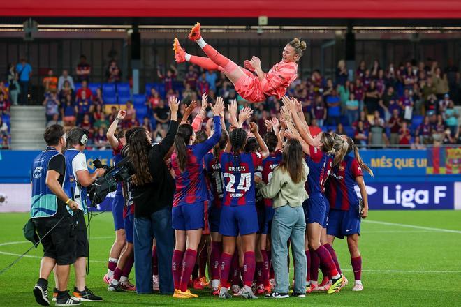 Liga F: FC Barcelona - Betis, el partido de despedida de Sandra Paños, Mariona Caldentey y Jonatan Giráldez, en imágenes