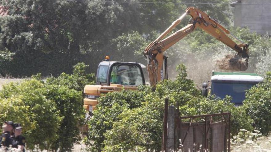 Dos excavadoras se incorporaron ayer a la búsqueda en la finca «Las Quemadillas».