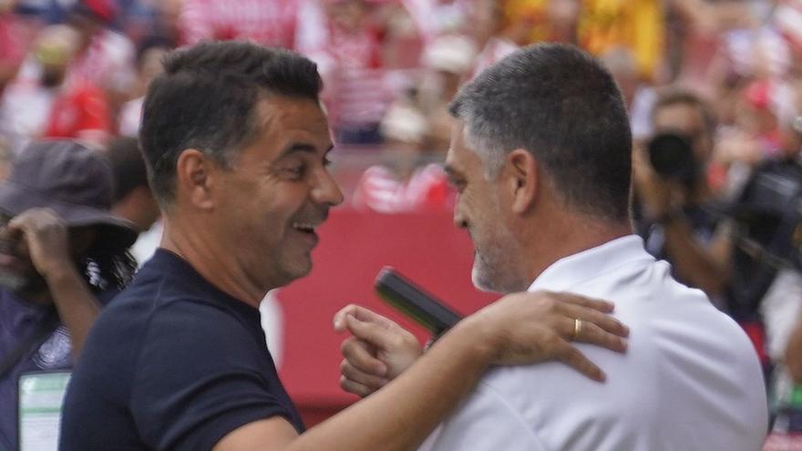 Míchel (i.) y Xavi García Pimienta se saludan antes del Girona-UD de la primera vuelta, en septiembre de 2023.