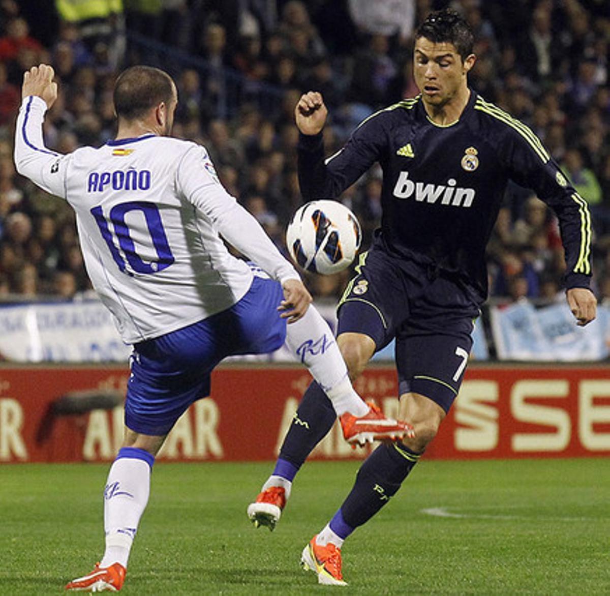 Cristiano i Apaño es disputen una pilota.