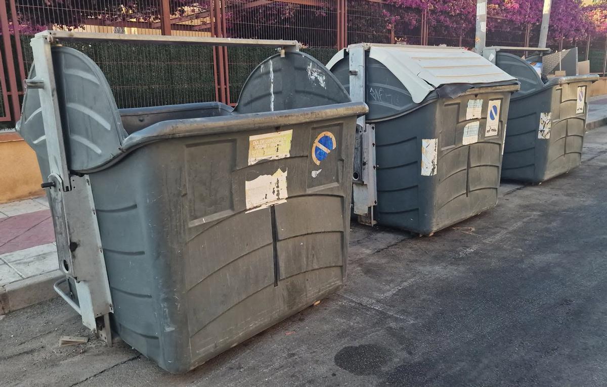 Contenedores rotos en una calle del litoral