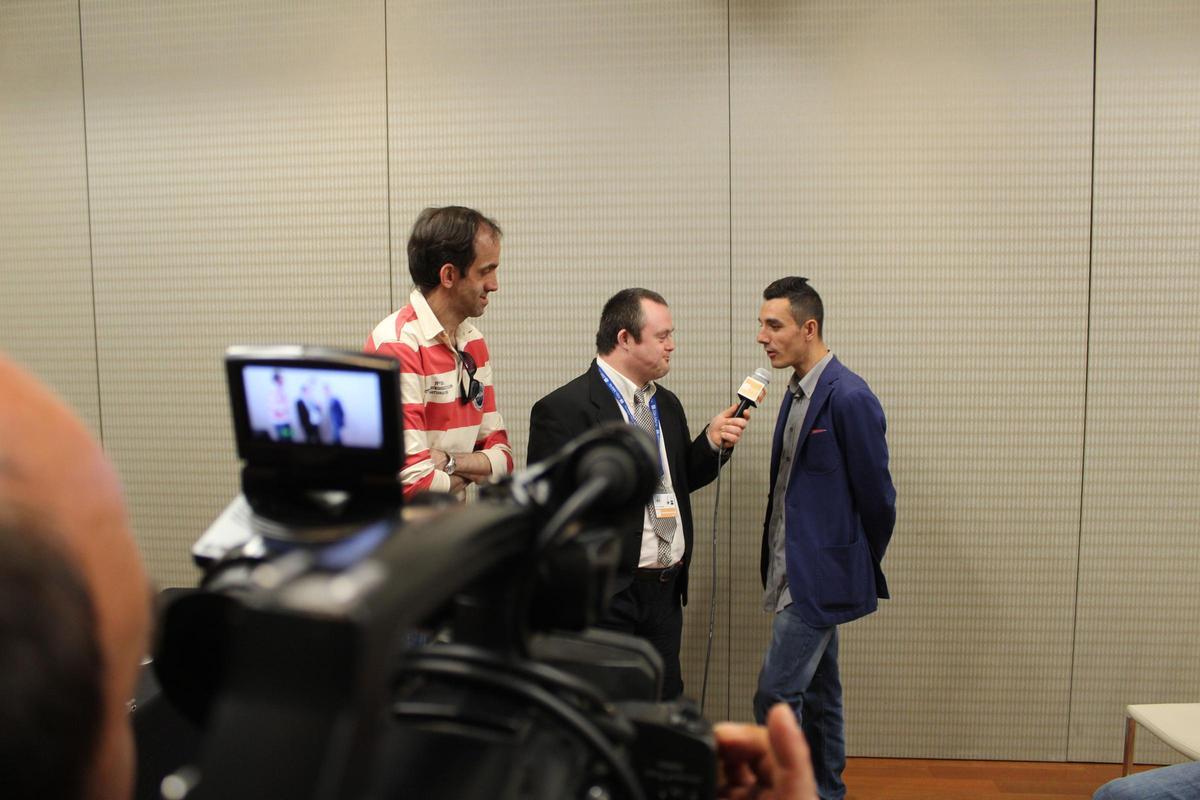 Unha das actividades que realizan, as entrevistas.