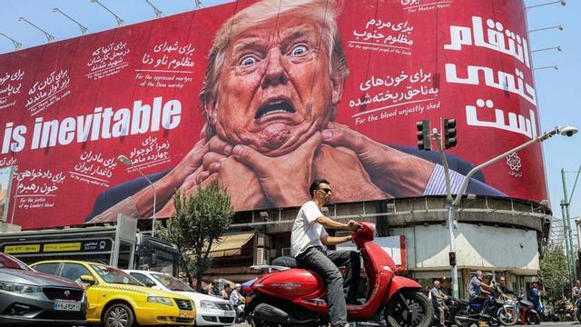 Lona contra Trump en un carrer de Teheran.  | AFP