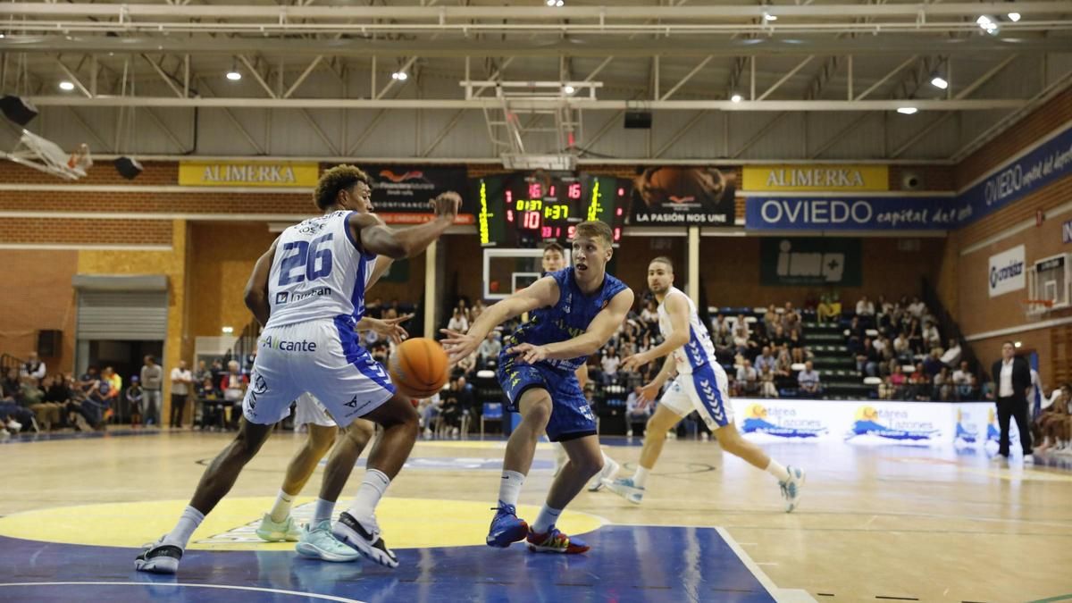Dan Duscak, durante el partido Alimerka Oviedo-Alicante de la pasada temporada en Pumarín.