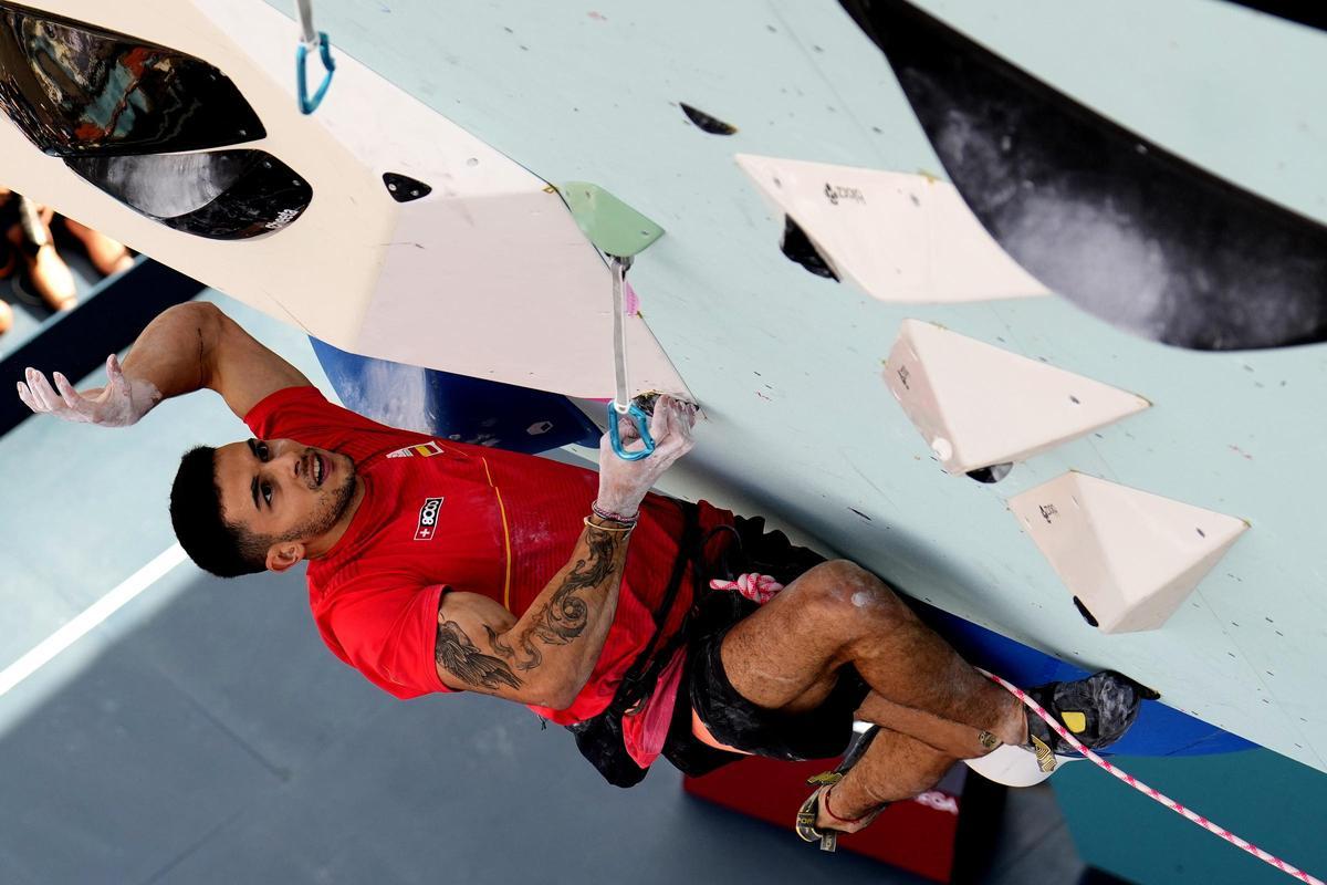 Alberto Ginés López durante las semifinales de escalada deportiva en los Juegos Olímpicos de 2024