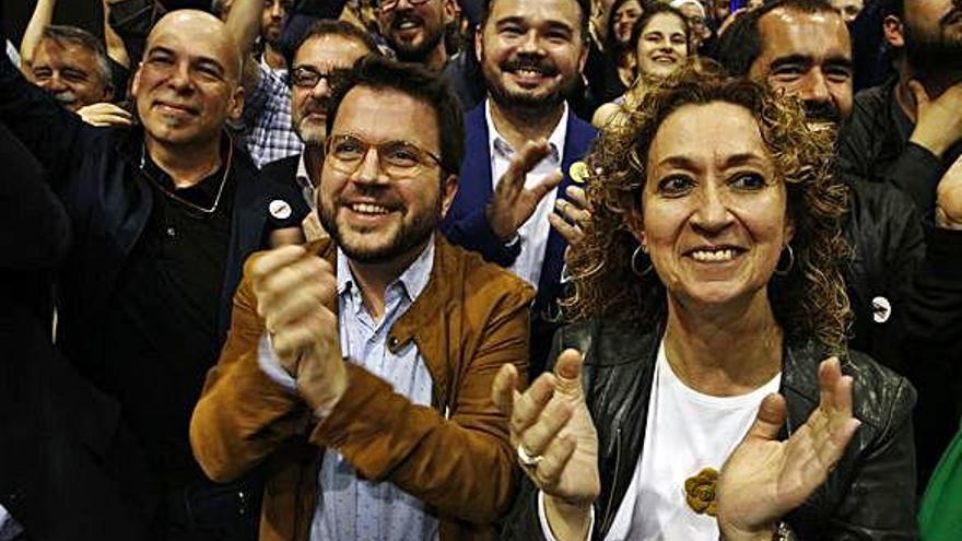 Pere Aragonès i Ester Capella, eufòrics després dels grans resultats republicans, ahir