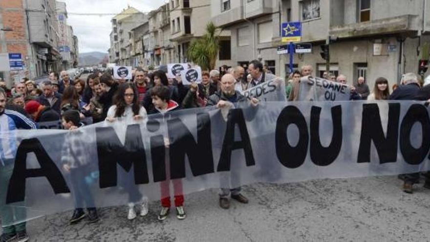 Los vecinos, ayer, durante la concentraciónen Xinzo de Limia.  // Brais Lorenzo