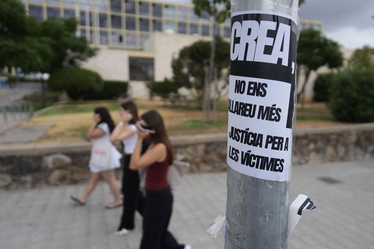 Uno de los carteles que inundan la Facultat d'Economia i Empresa de la Universitat de Barcelona, esta mañana